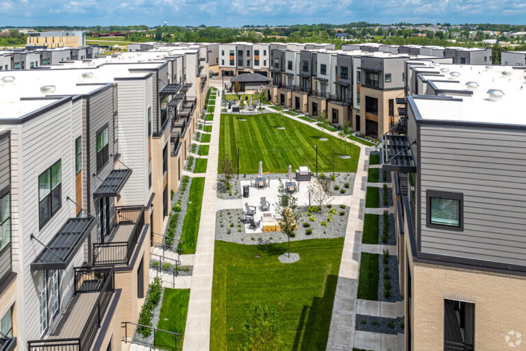 meridian-at-cityplace-woodbury-mn-courtyard